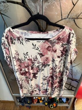 Women's Scoop Neck Floral Tee in Pink and White